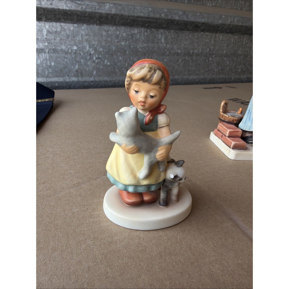 Goebel 2007 Limited Edition Girl Holding Cat‎ Figurine 8042/25000